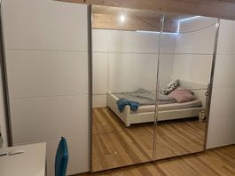 Grosser Schwebetürschrank mit Spiegel 