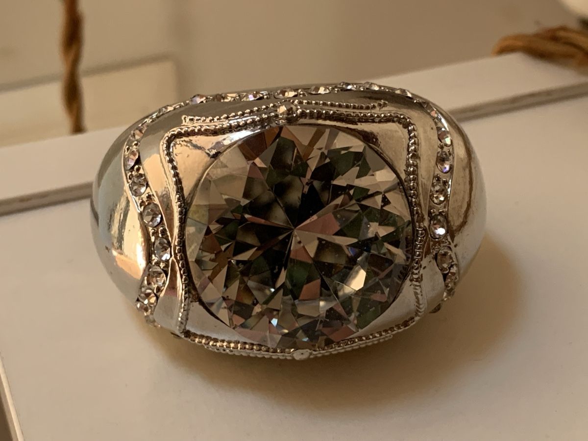 Altro in Decorazioni & Accessori: Hochzeits Serviettenring mit riesigem Strass – Usato da Nunningen venduto da mochflo 2