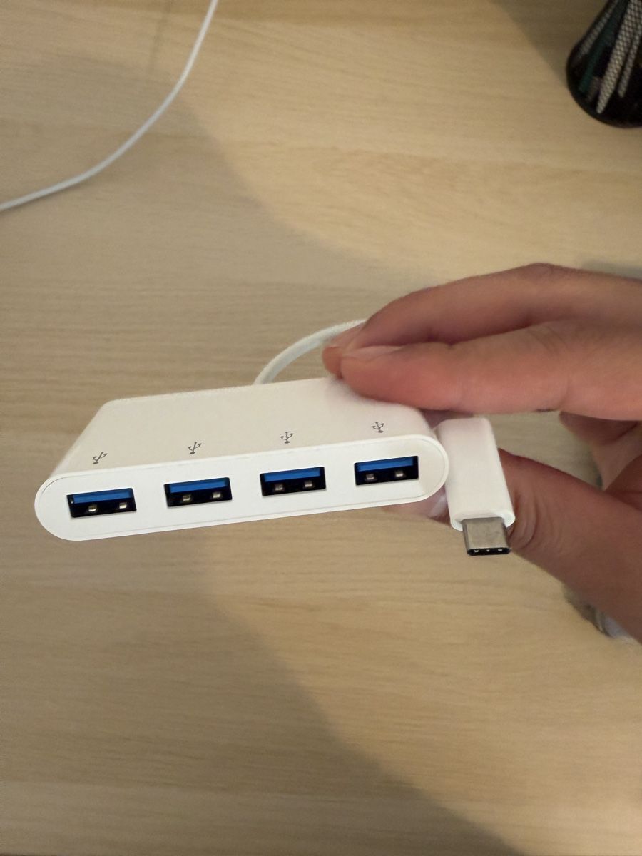 Hub & Switch: USB C Hub 4 Ports – Usato da Zürich venduto da fresh0001
