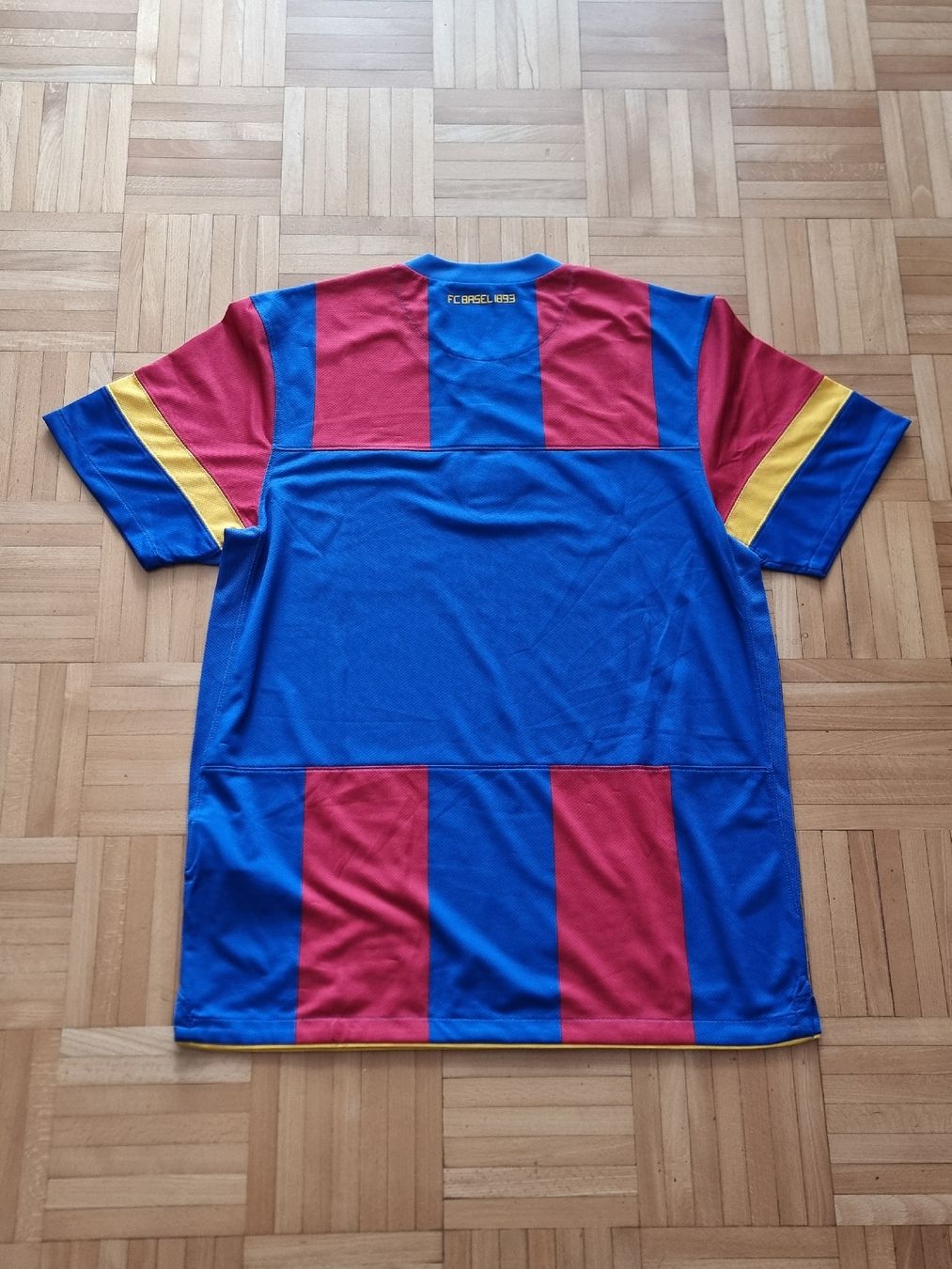FC Basel Leibchen & Hosen: FC Basel 2010-2011 Heimtrikot – Gebraucht aus Suhr von SariLacivert1907 1