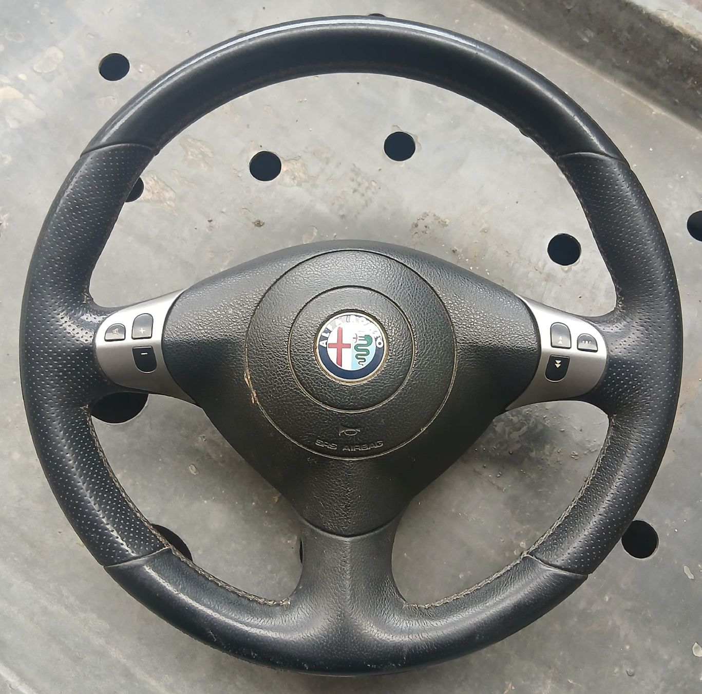 Alfa Romeo Tutti pezzi di ricambio auto: Volant Alfa Romeo 147 2000-2010 – Usato da la heutte venduto da Auto-stock
