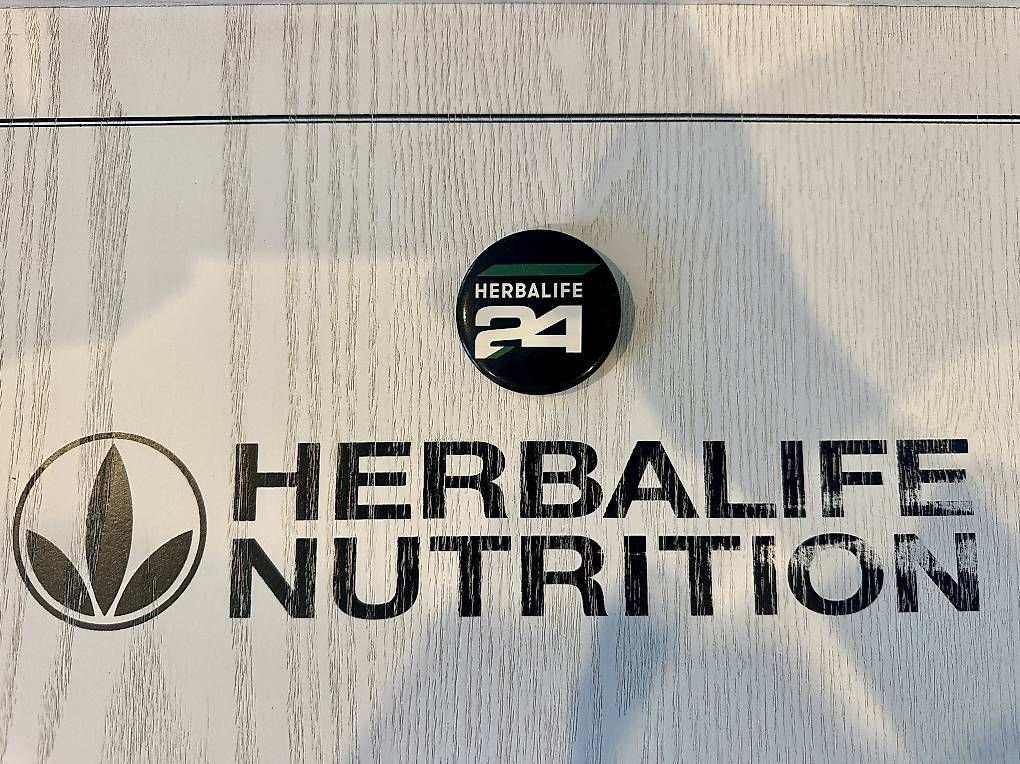 Plaketten & Abzeichen: Spilla Herbalife 24 Anstecker – Gebraucht aus BIASCA von bel_sc6x 1