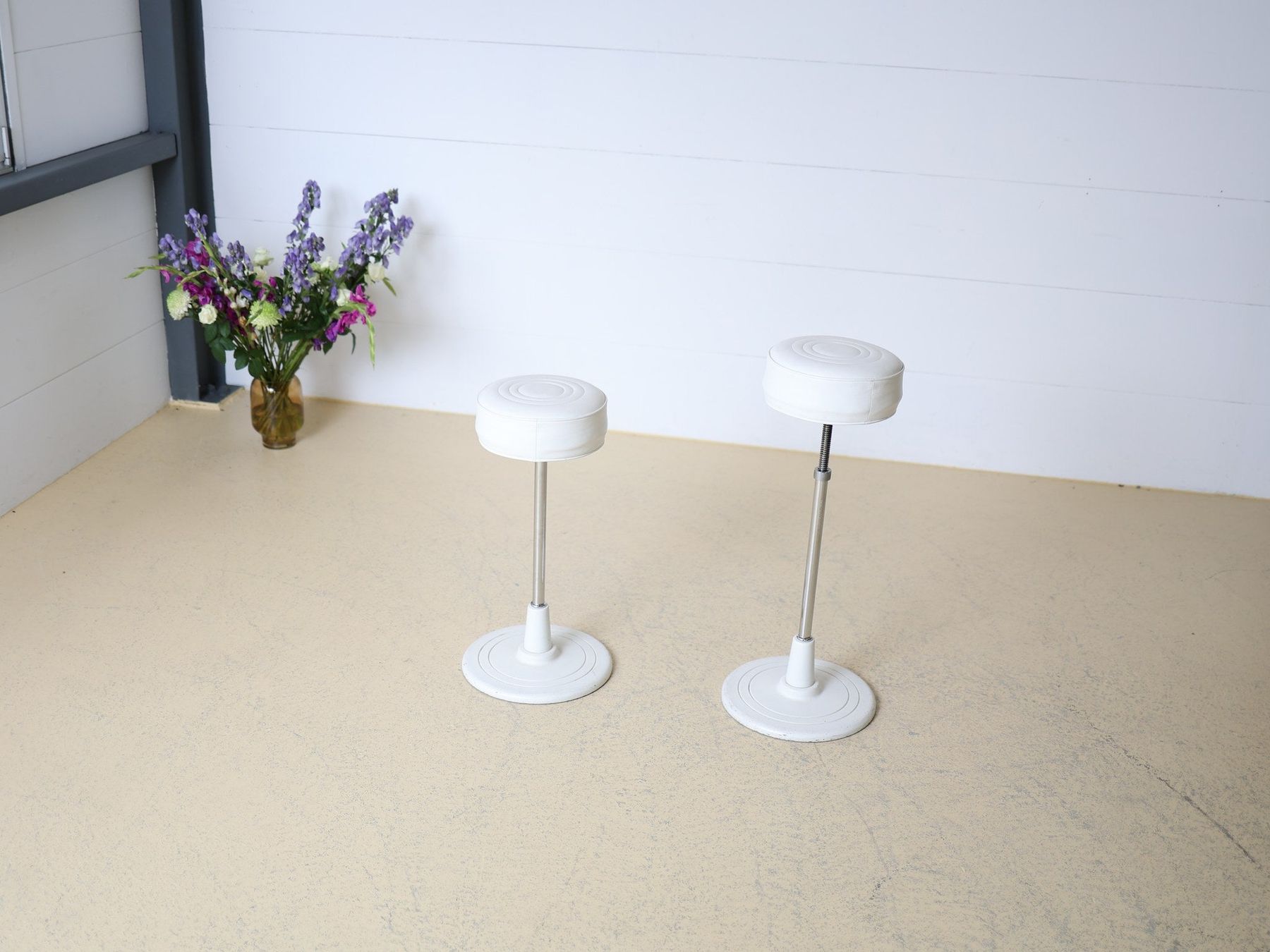 Hocker: Eileen Gray Barhocker | Weiss, Chrom – Gebraucht aus Meinisberg von atelier_TILIJA 2