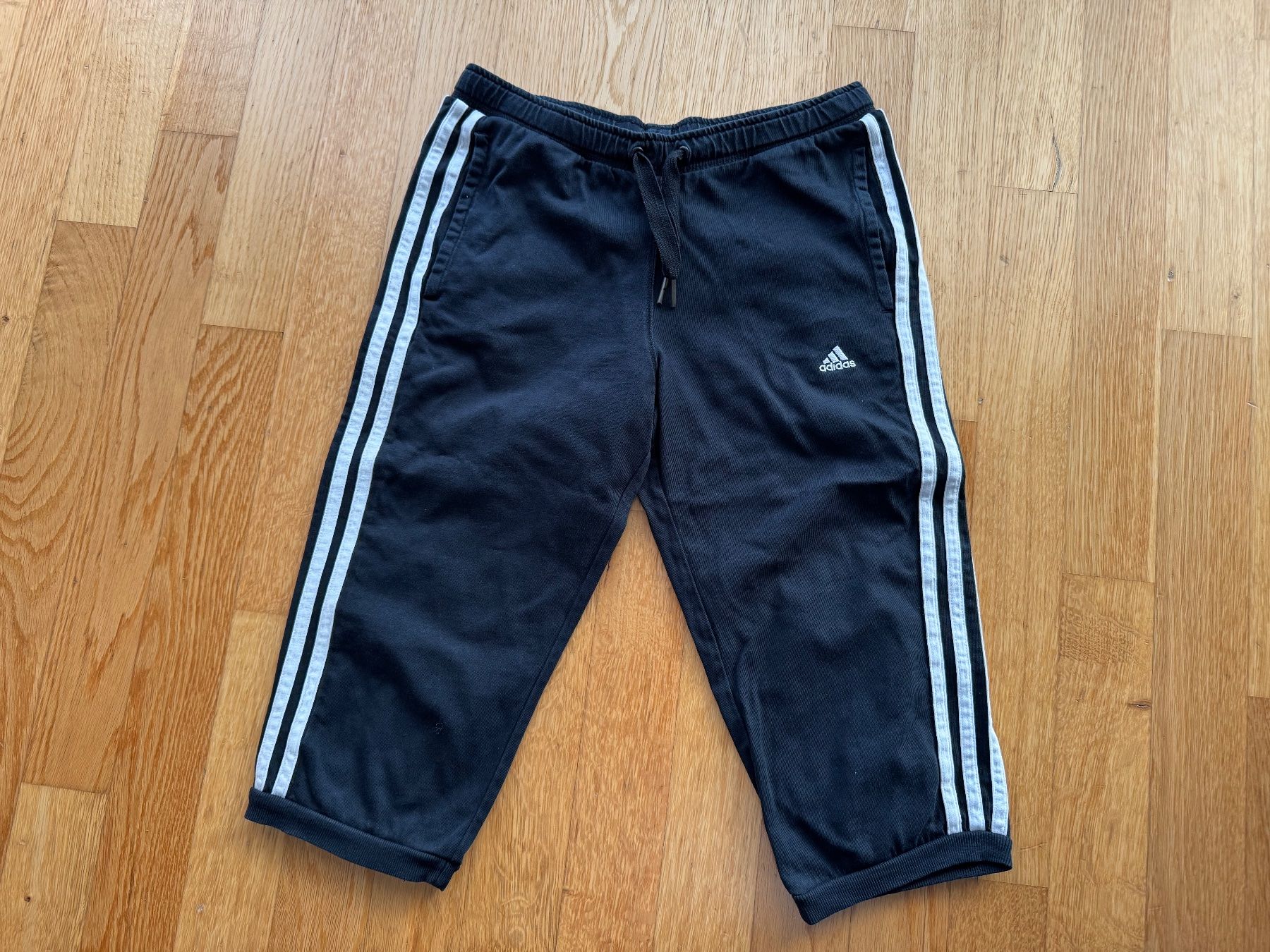 Adidas Pantaloni: Neuwertige Adidas Trainings-Short's Gr.152 – Nuovo (secondo la descrizione) da Bettlach venduto da Tradenet100