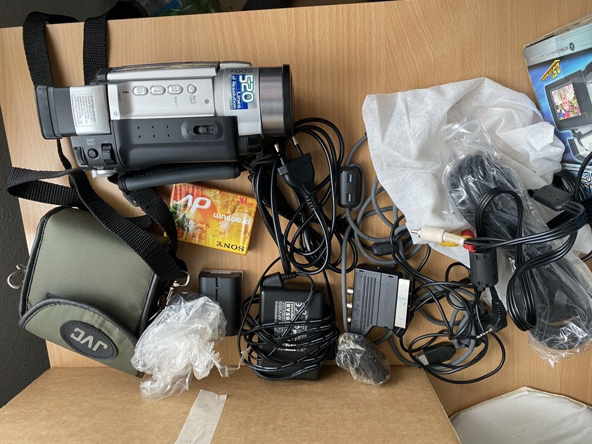 JVC Videocamere: Videocamera JVC GR-DVL155EG con accessori e batteria – Usato da Mezzovico venduto da AnGy-AnGy 1