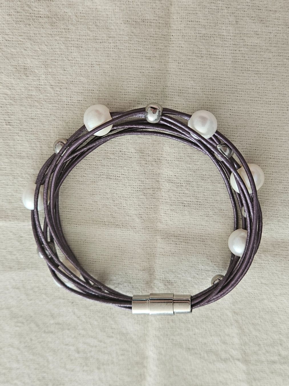Armbänder & -reifen: Armband violett Lederoptik mit Perlen – Gebraucht aus Bern von Sabulise