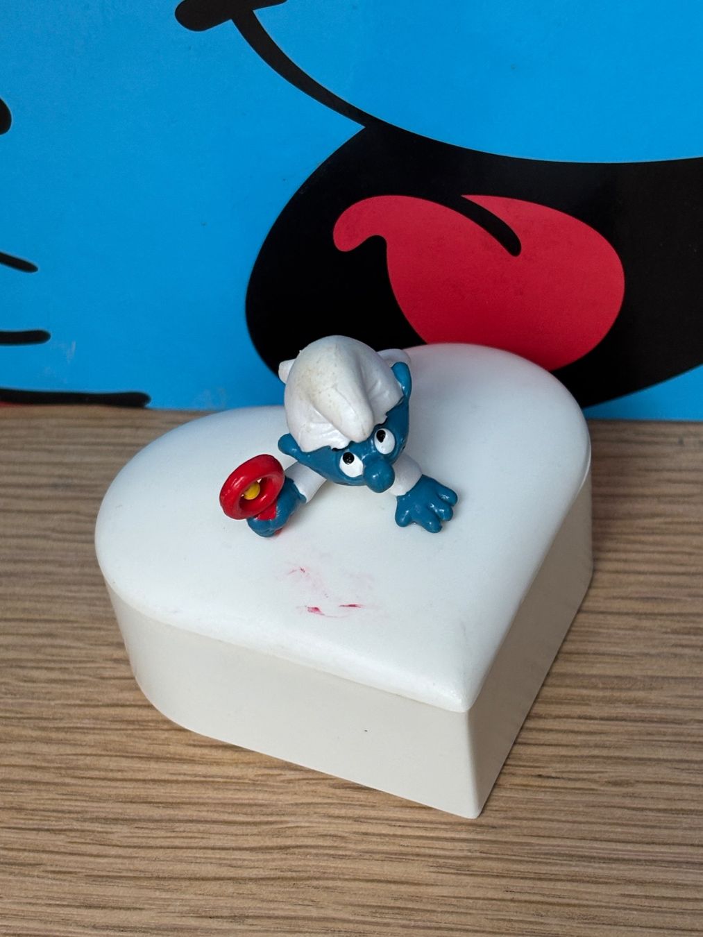 Figurines: Weisses Schlumpfbaby auf Herzdose – D'occasion à Lyss par Duckszone