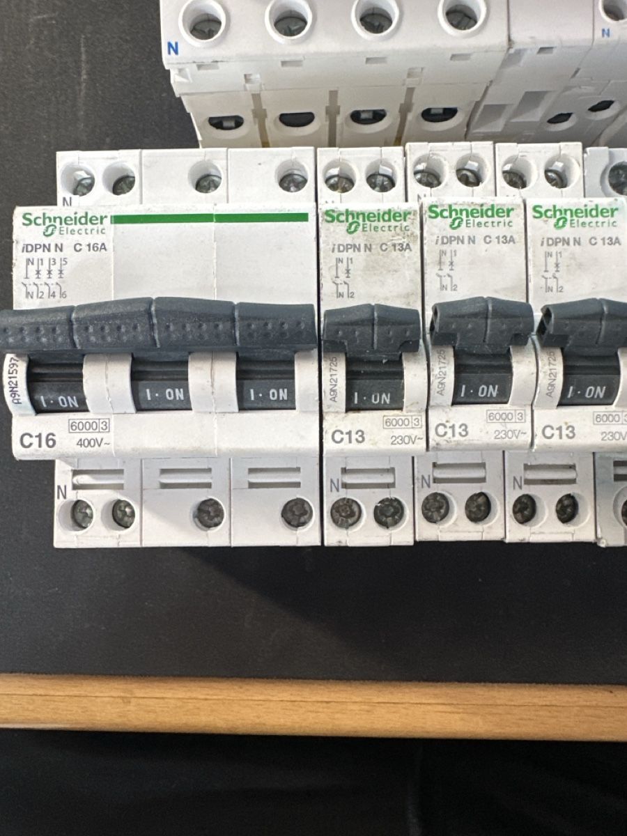 Schneider Interrupteurs: Lots Disjoncteurs Schneider Electric  – D'occasion à Meyrin par gue_m6zn 2