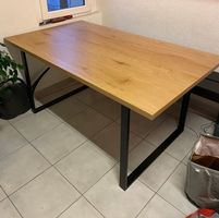 Heller Tisch mit metall Füssen