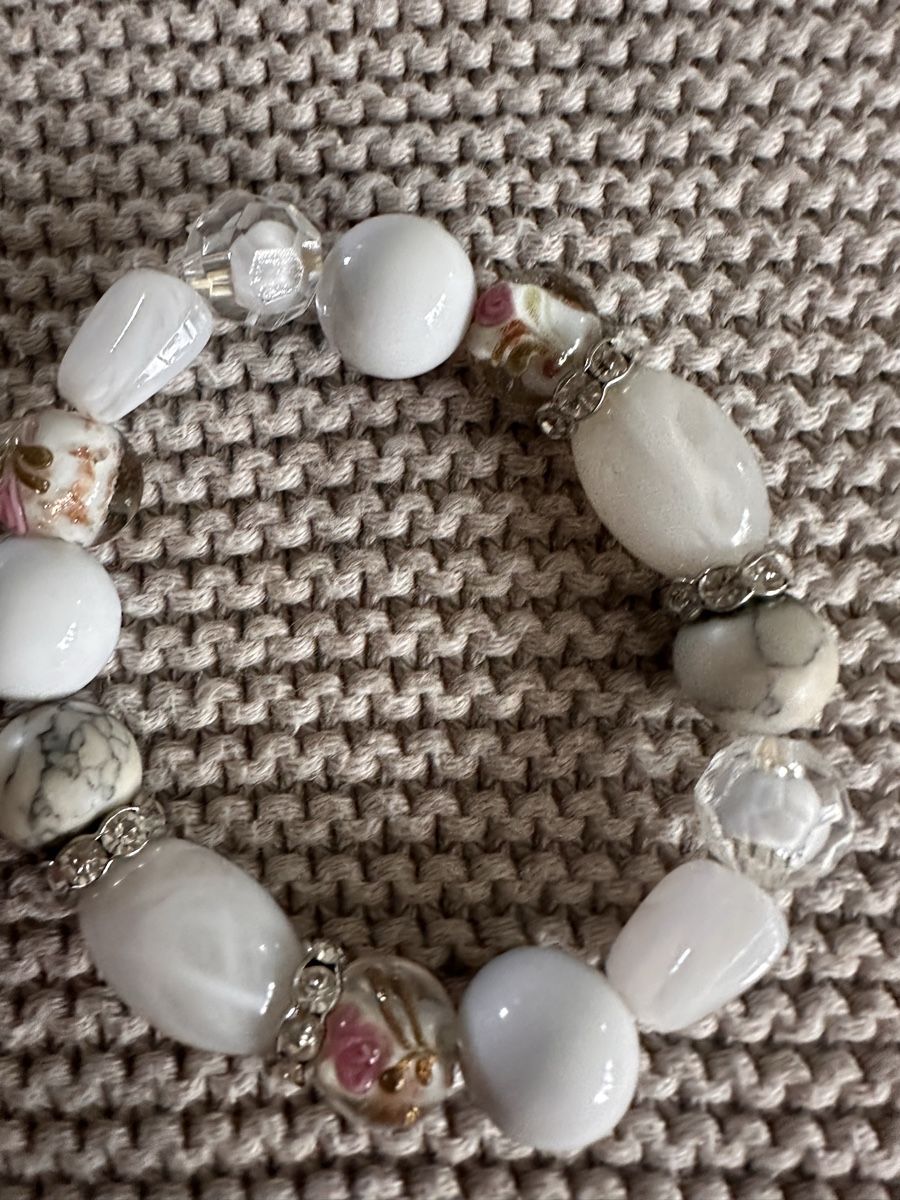 Bracciali & Braccialetti: Chunky White Boho Bracelet Crystal Accents Summer Accessory – Usato da Zürich venduto da car_68nt 3