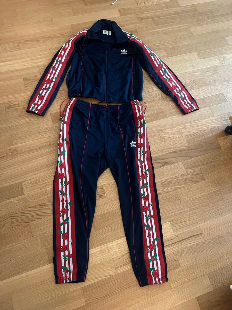 Adidas Completi & Tailleur: Adidas Trainingsanzug Blumenmuster dunkelblau – Usato da Zürich venduto da R1908