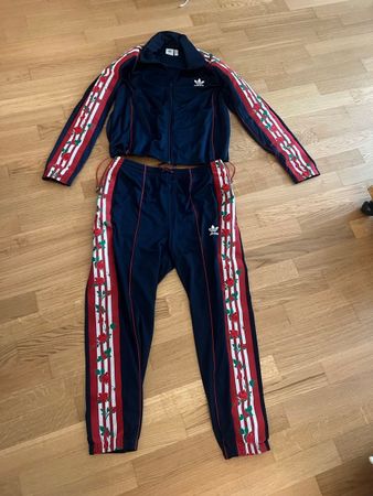 Adidas Trainingsanzug Blumenmuster dunkelblau