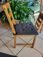 4 Holzstühle mit grauem Sitzpolster (waschbar)