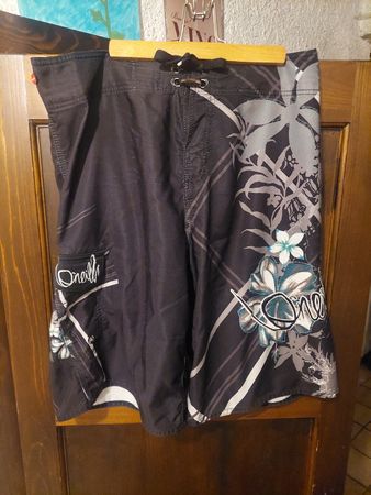 Short de bain -  O'Neill noir fleuri, taille 30 - bon état