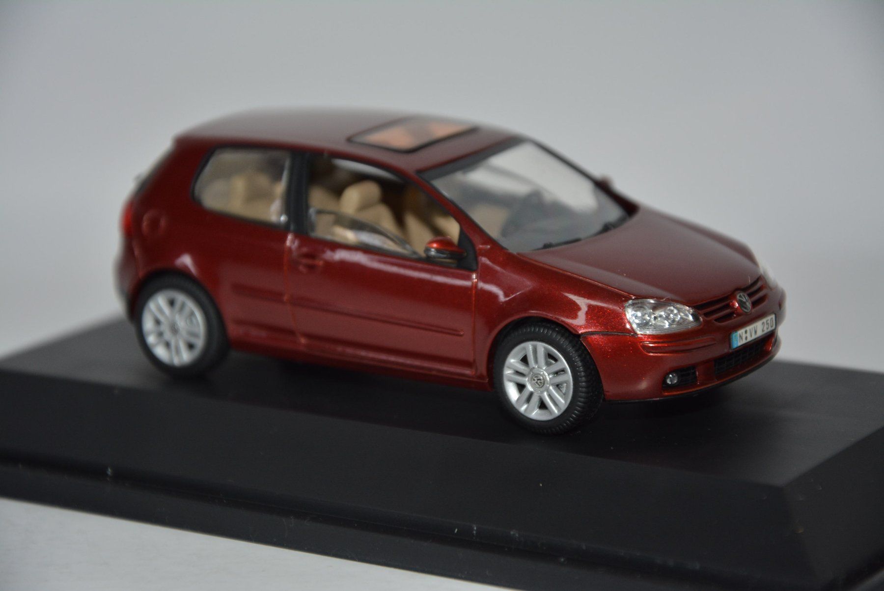 Volkswagen Modellini d'auto: VW Golf V , Schuco , 1:43 – Nuovo e nell'imballaggio originale da Goldach venduto da Feivel9 4