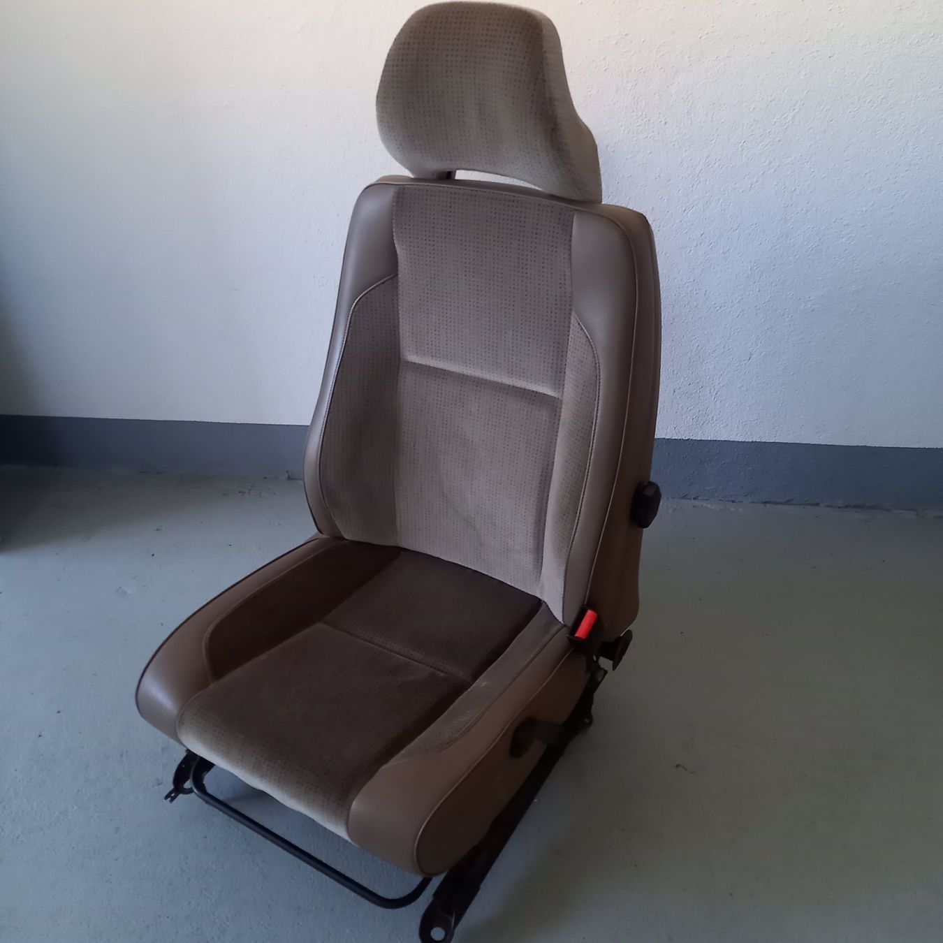 Volvo Tutti pezzi di ricambio auto: Volvo 850 Beifahrersitz – Usato da Bözen venduto da Nick730