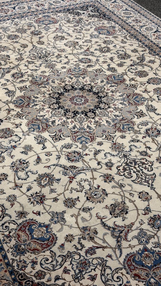 Teppiche: GHOM Seide Orientteppich mit Blumenmuster hellblau beige – Gebraucht aus Reinach BL von BachoferRaeumungen 4