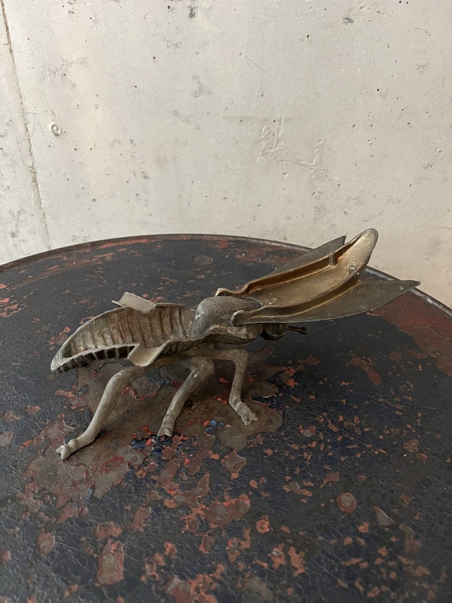 Statuette: Antike  grosse Fliege aus Messing – Usato da Wabern venduto da La-Vitrine 5