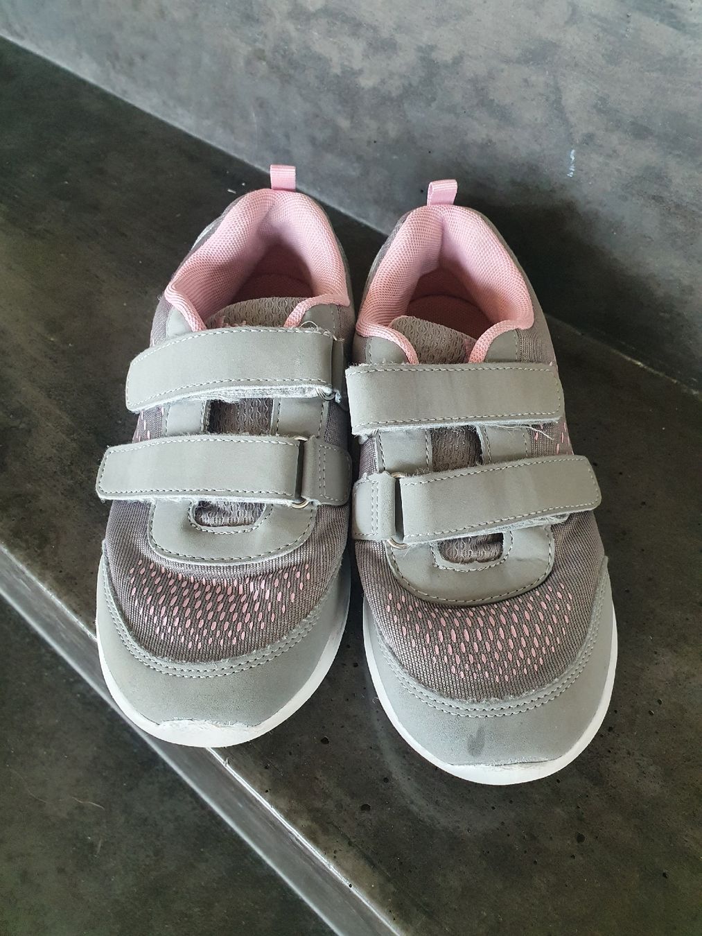 Schuhe für Mädchen: Turnschuhe / Hallenturnschuhe Gr. 33 – Gebraucht aus Villars-sur-Glâne von richardette