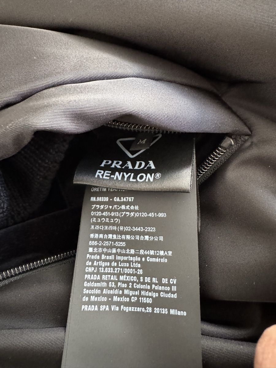Prada Giacche: Prada Wendbare Jacke aus Re-Nylon Größe M – Usato da Altendorf venduto da FF_26 6