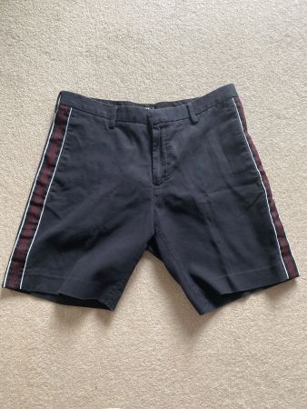 Shorts schwarz mit seitlichen Streifen, bordeau/weiss H&M