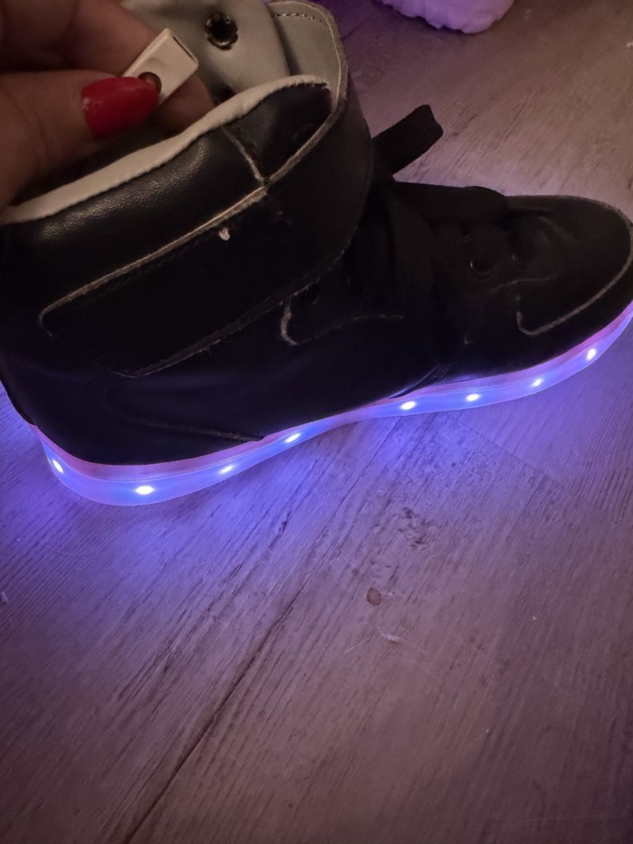 Chaussures garçon: Sneakers mit Licht grosse 34 – D'occasion à Regensdorf par iamabarbiegirl 1