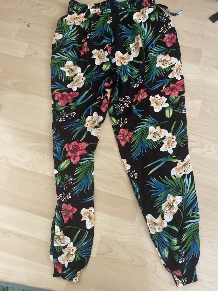 Pantaloni: Schlupfhose Gr M mit schönem Blumenmuster – Usato da Illnau venduto da cla_jqf8 1