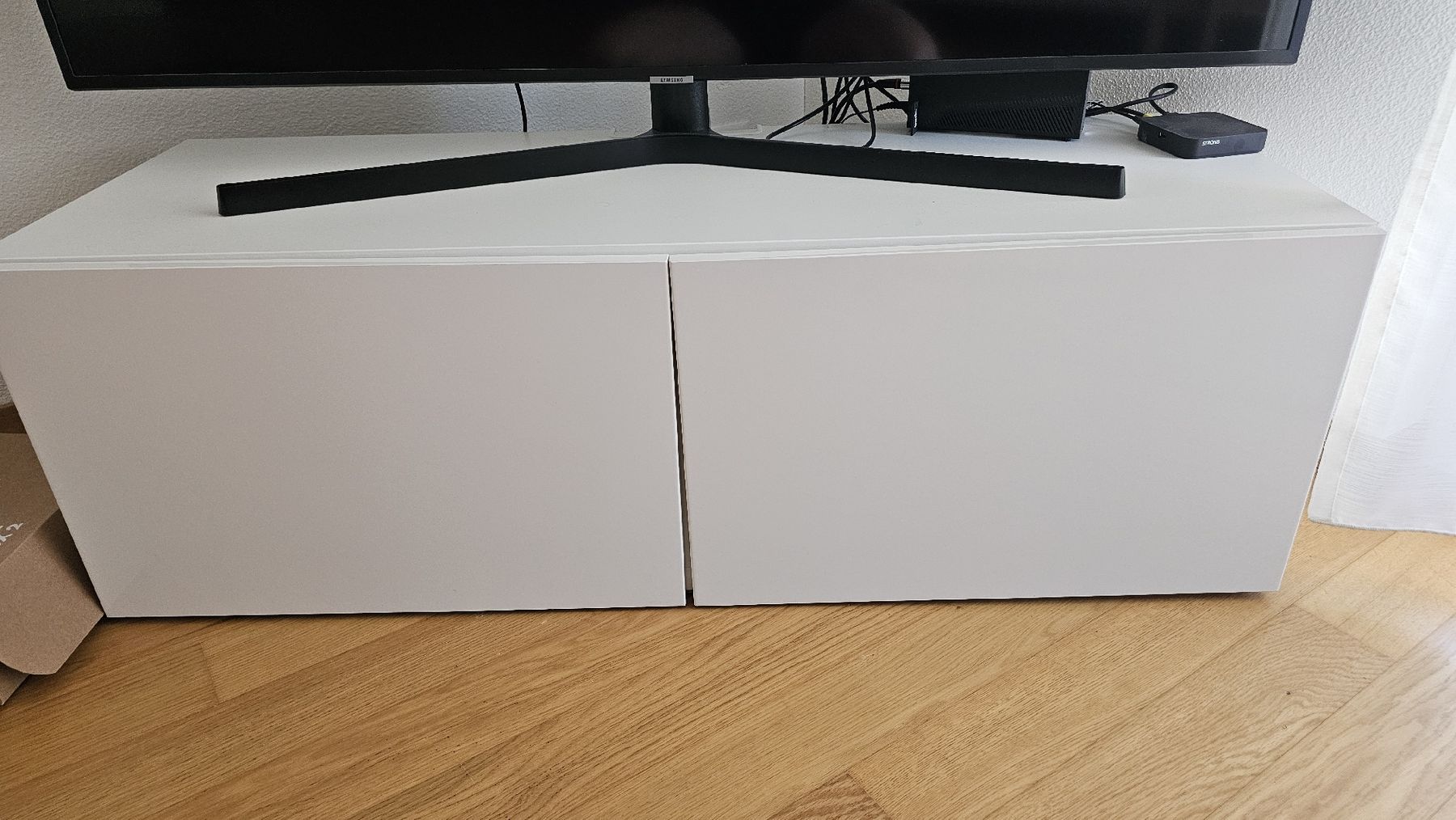 Ikea Mobili TV: Weisses TV-Möbel mit Stauraum – Usato da Rothrist venduto da Niggitta