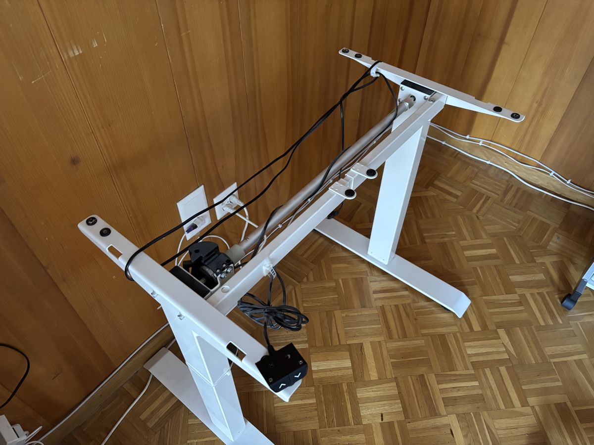Bureaux: elektrisch verstellbares Pult – D'occasion à Zweisimmen par Fxshovel74 2