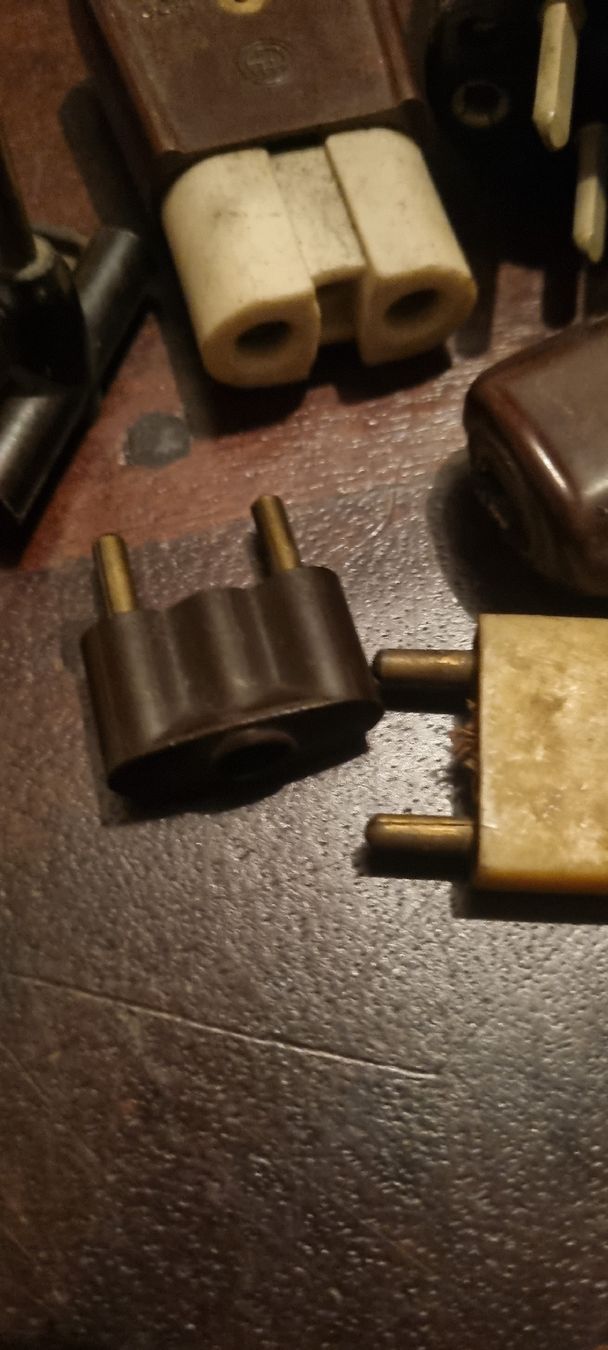 Componenti elettronici: Alte Bakelit . Netzstecker  Elektro Teil verschiedene Teile – Usato da Basel venduto da Jcva 5