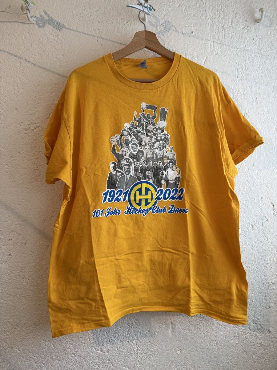 T-Shirts: HCD Jubiläums T-Shirt – Gebraucht aus Davos Platz von Noraslifestyle