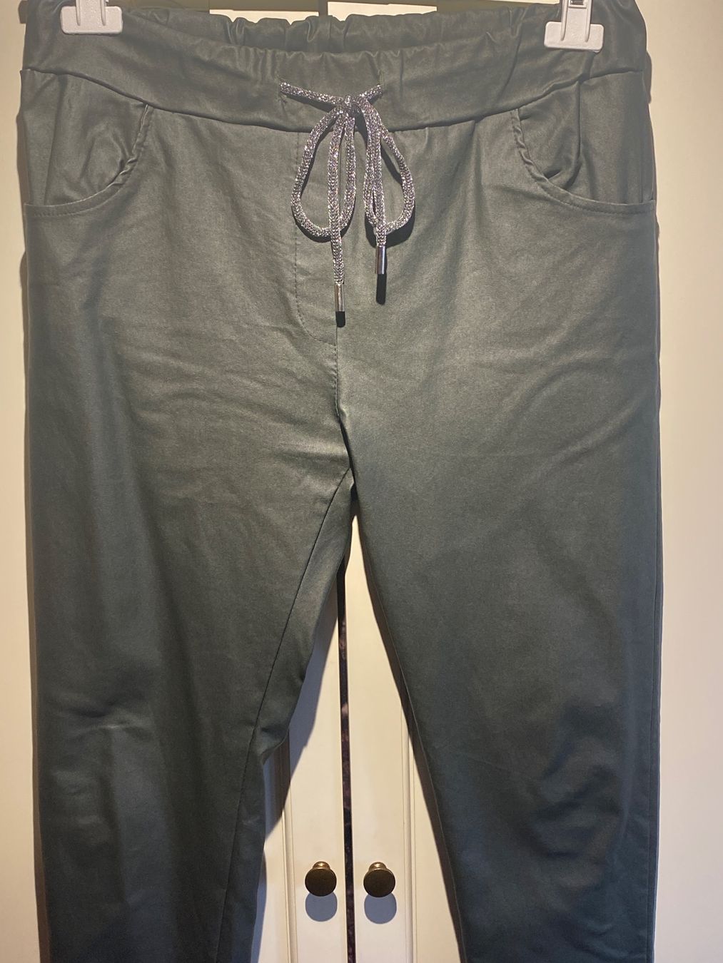 Pantaloni: Damenhose-Olivegrün-Lederoptik – Nuovo e nell'imballaggio originale da Meienried venduto da ManuelaBoutique 1