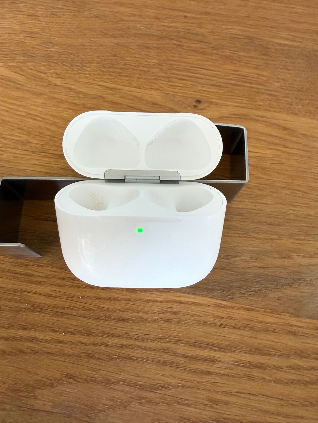 Apple Cuffie: APPLE AirPods 4 Charging Case – Usato da Lausanne venduto da Nine1982