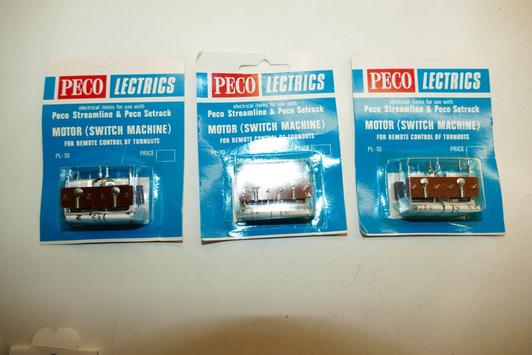 Modellini di ferrovie: Peco H0: 3xMotor (Switch Machine) Remote Control Turnouts – Usato da Niederhasli venduto da rail-duerst