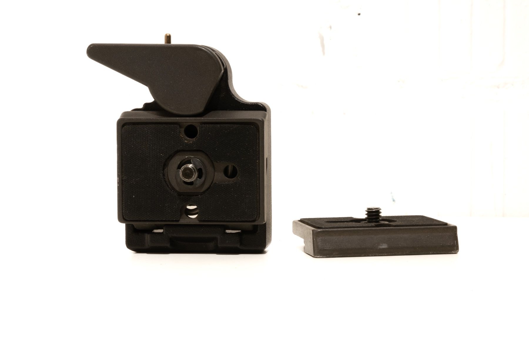 Manfrotto Treppiedi & Teste: Schnellwechselplatte 200PL mit Halter 323 – Usato da Schaffhausen venduto da Roil100