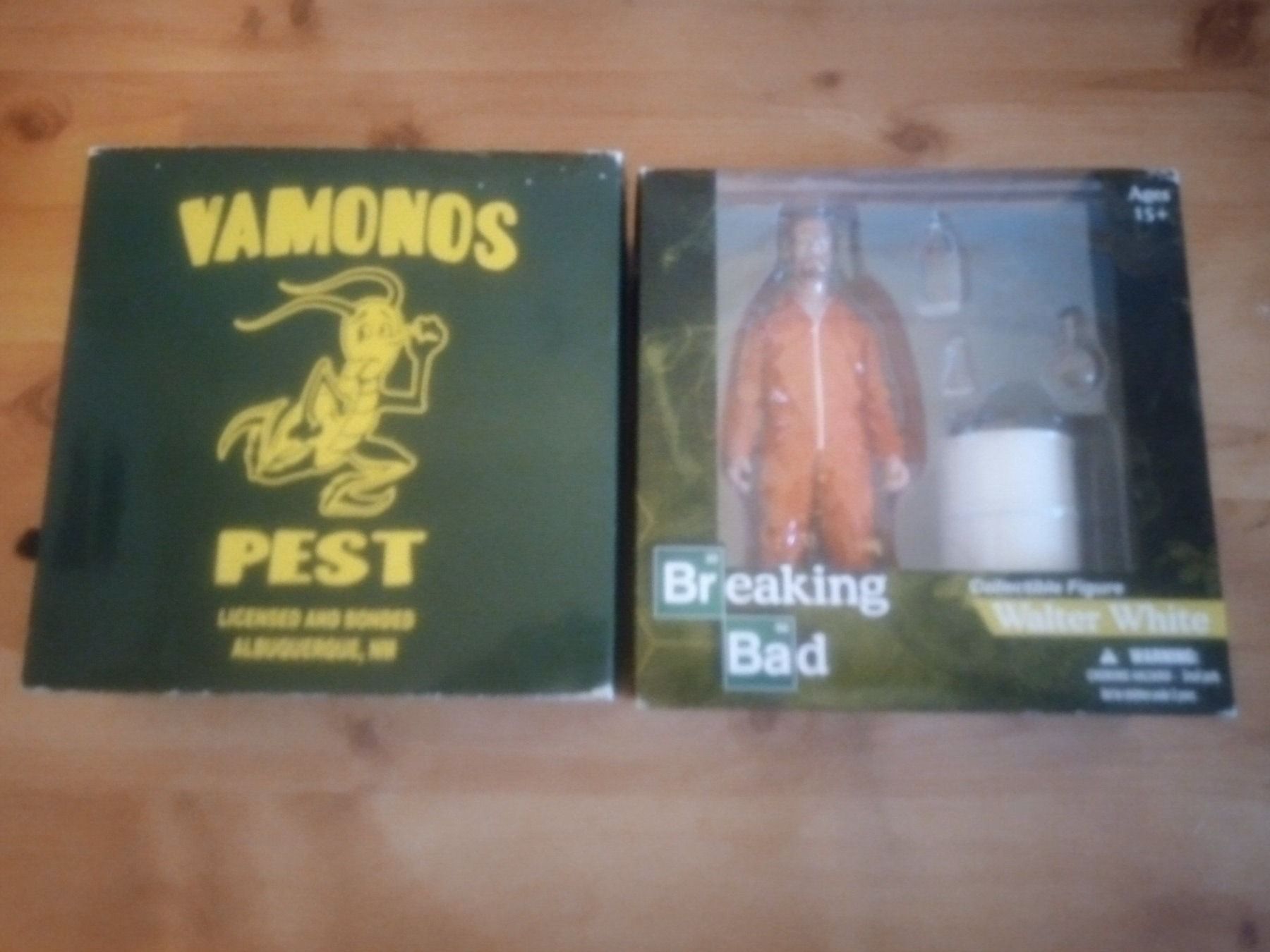 Statuette: Breaking Bad Walter White costume orange – Nuovo (secondo la descrizione) da Neuchâtel venduto da bor_esse 2