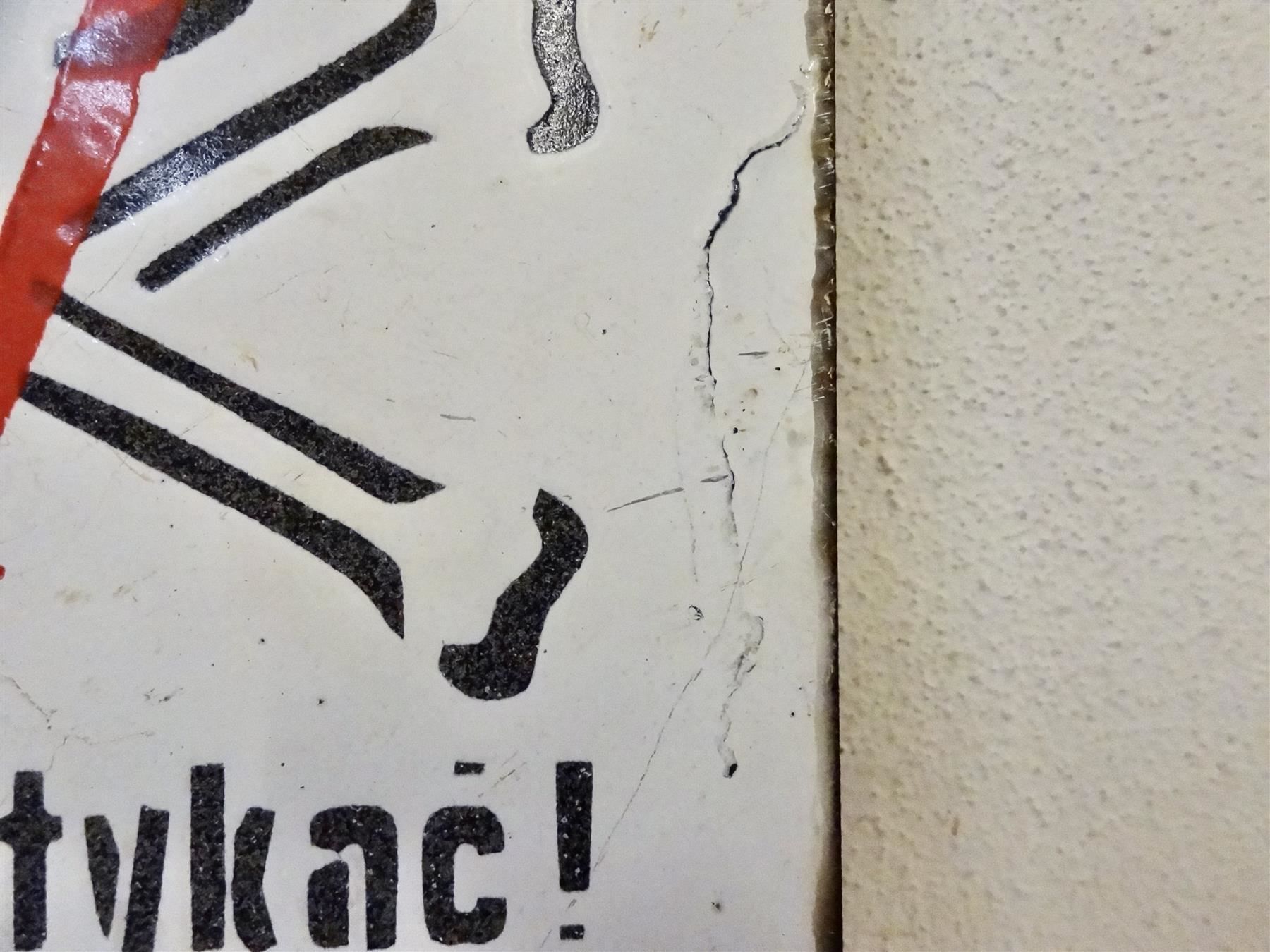 Insegne: Emailschild NIE DOTYKAC! TOTENKOPF BLITZ – Usato da Kerzers venduto da bottlesandboxes 4