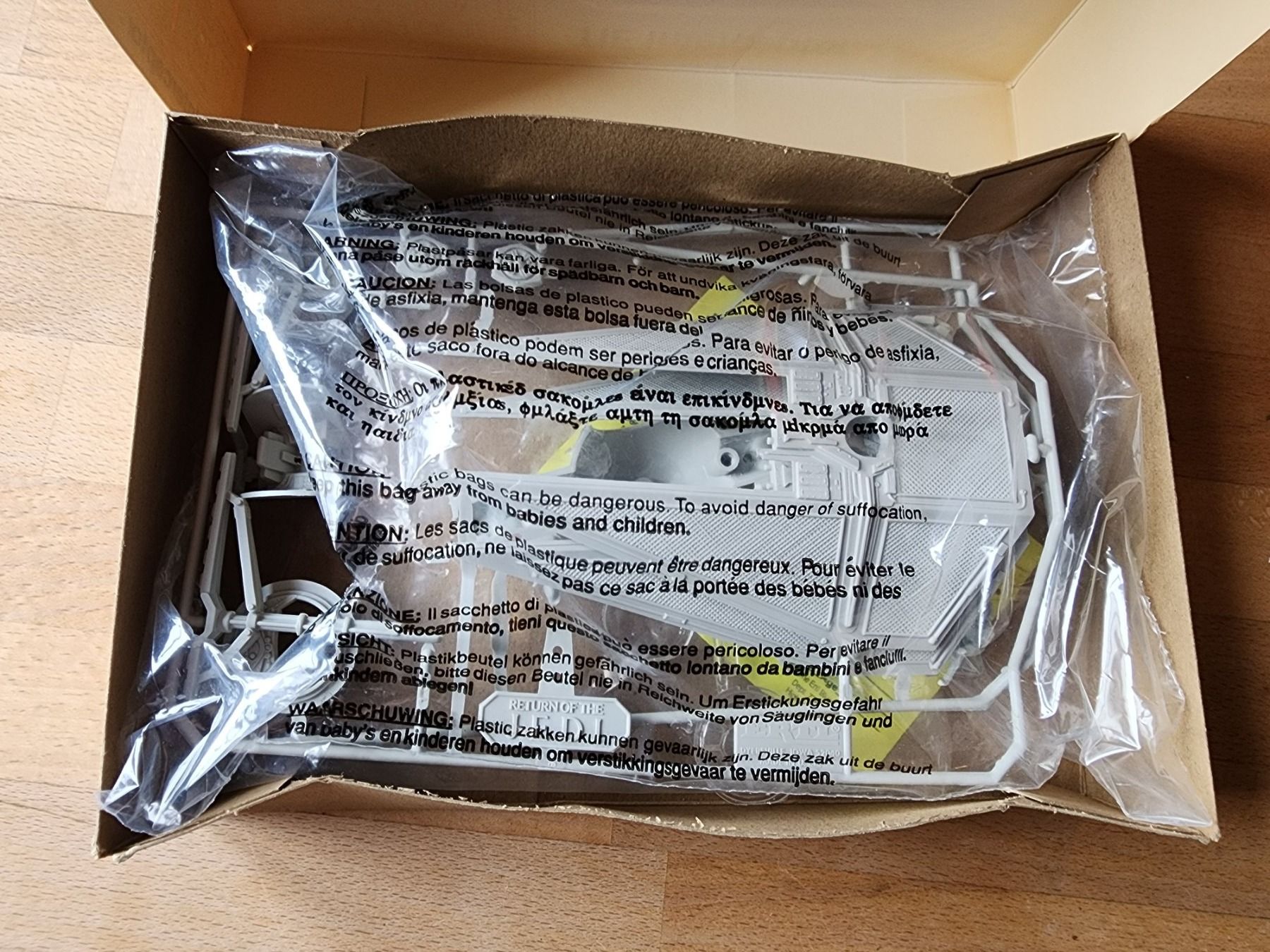 Star Wars Modellbausätze & Standmodelle: Star Wars Tie Interceptor Model Kit – Gebraucht aus Rümligen von  2
