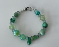 Armband grün mit 12 verschiedenen Perlen - Silberverschluss