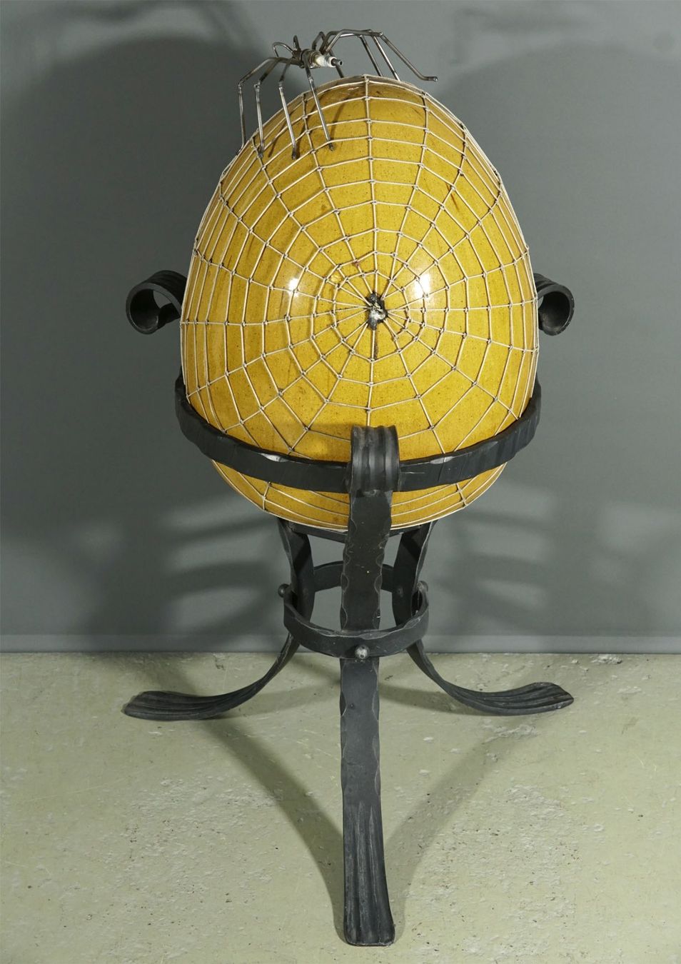 Statuette: Kunstobjekt XL Keramik-Ei mit Spinne auf Eisenständer 86cm – Usato da Meggen venduto da Trouvaillen 3