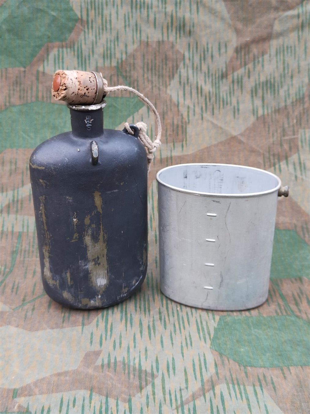 Schweizer Armee Attrezzatura & Pezzi di ricambio: Feldflasche Ord. 1932 grau, von 1940, GR – Usato da Bauma venduto da SwissMilitaria 1