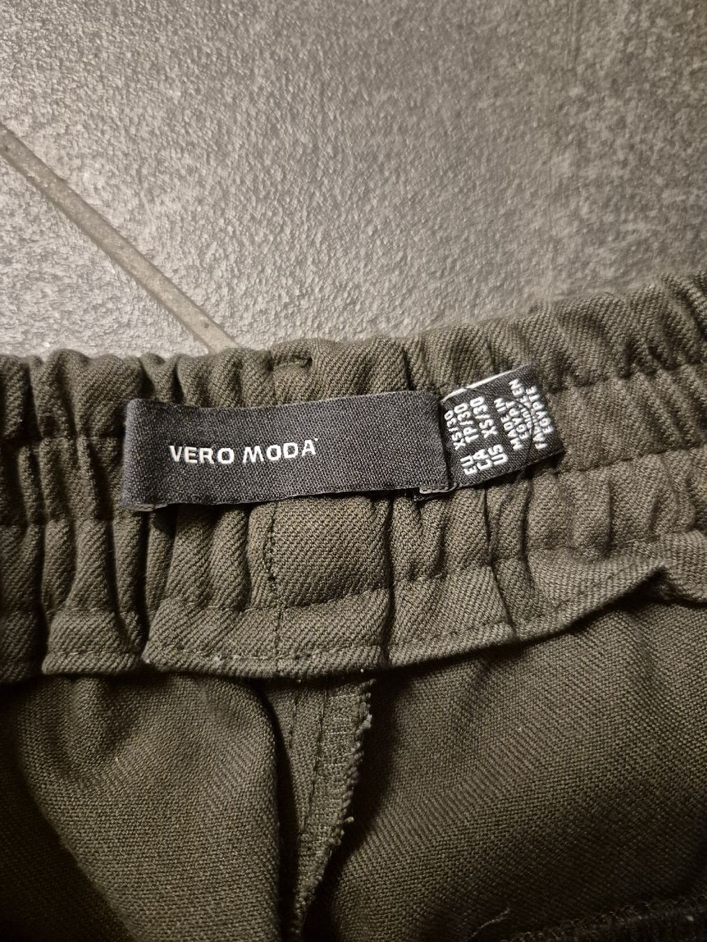 Vero Moda Pantaloni: schöne Stoffhose der Marke Vero Moda – Usato da Kehrsatz venduto da flu_2lhj 3