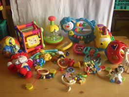 Diverses Spielzeug und Rasseln