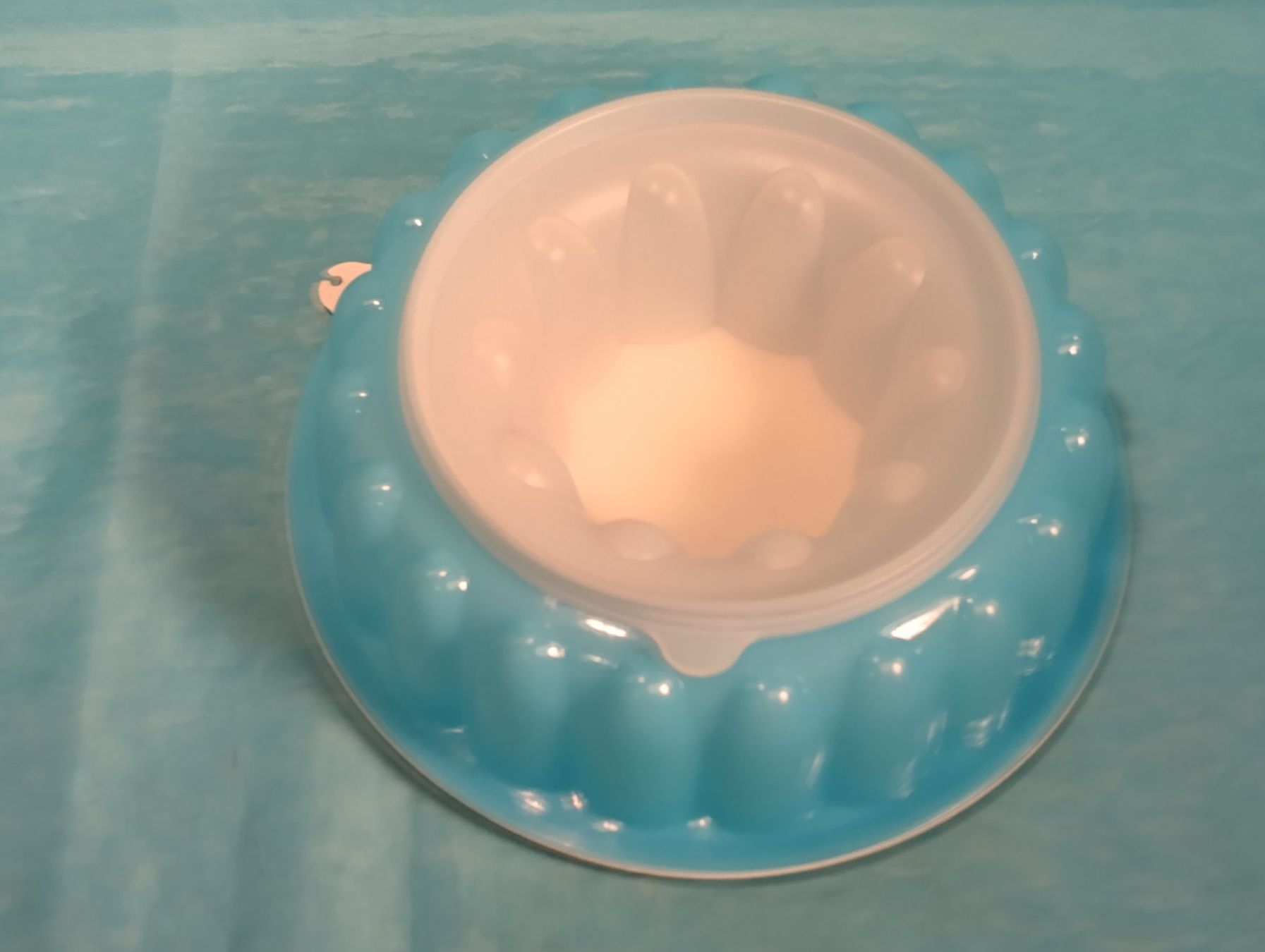 Tupperware Recipients et similaires: Tupperware Puddingform, hellblau-weiss, gross – D'occasion à Bellach par JingleCherry 1
