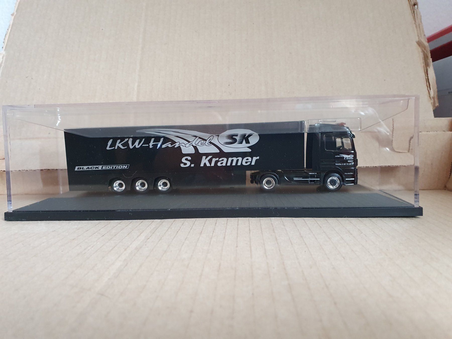 Herpa Modellini d'auto: HERPA. MB 4X2. 1:87. BLACK EDITION. – Nuovo e nell'imballaggio originale da Romanel-s-Lausanne venduto da Bidule01 2