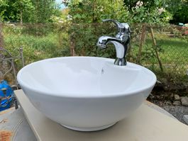 Lavabo mit Armatur
