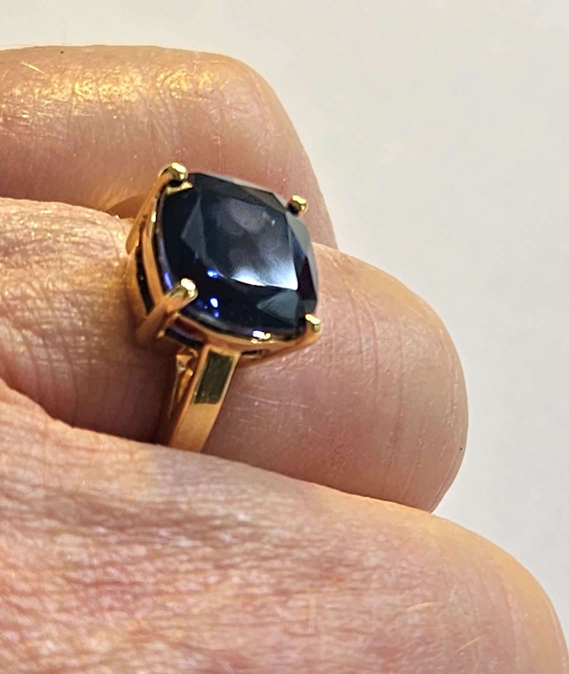 Anelli: Goldring mit grossem, blauem Safir – Nuovo e nell'imballaggio originale da Zürich venduto da adriben 8