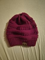 Warme, rote Strickmütze von C.C. mit Öffnung für die Haare