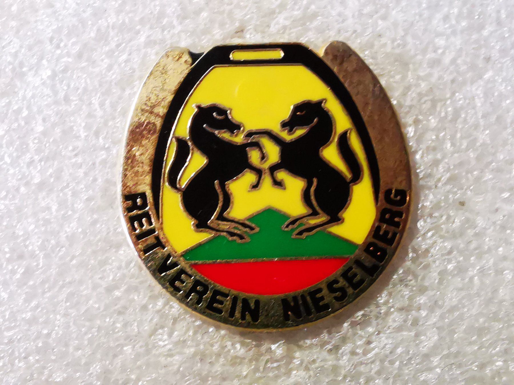 Placchette & Badge: Ansteckpin 86: Reitverein Nieselberg – Usato da Oppligen venduto da Pin-Fall-Shop
