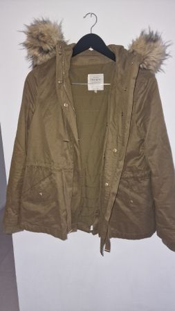 Khaki Winterjacke mit Fellkapuze von Zara, Grösse M